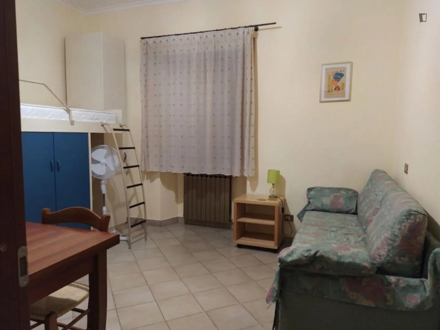 Funktionelles Studentenzimmer perfekt zum Studieren in 