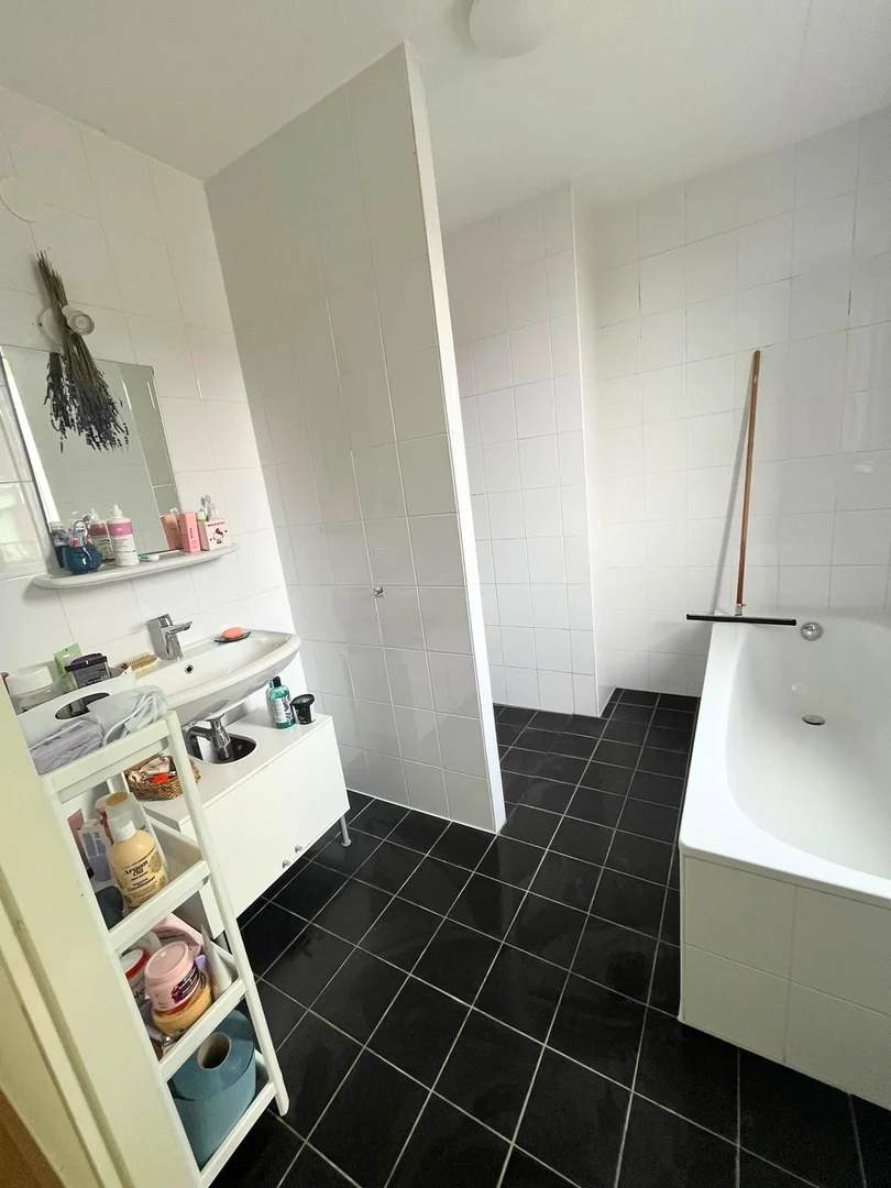 Habitación estudiantil funcional perfecta para estudiar en 