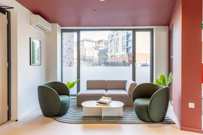 Habitación privada en residencia en 5 Dunaskin St, Glasgow G11 6QJ, United Kingdom, imagen 27 de 49
