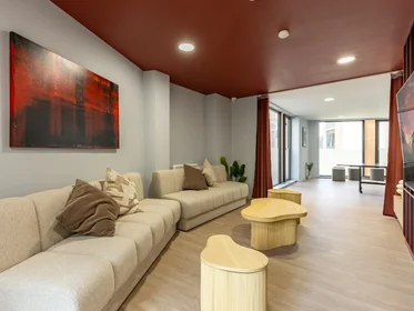 Habitación privada en residencia en 5 Dunaskin St, Glasgow G11 6QJ, United Kingdom, imagen 37 de 49