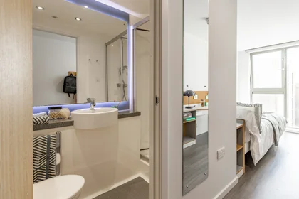 Habitación privada en residencia en 5 Dunaskin St, Glasgow G11 6QJ, United Kingdom, imagen 7 de 49