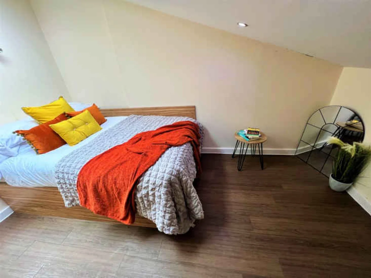 Bright and airy student room with easy university access in