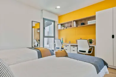 Mehrbettzimmer mit Schreibtisch in sevilla