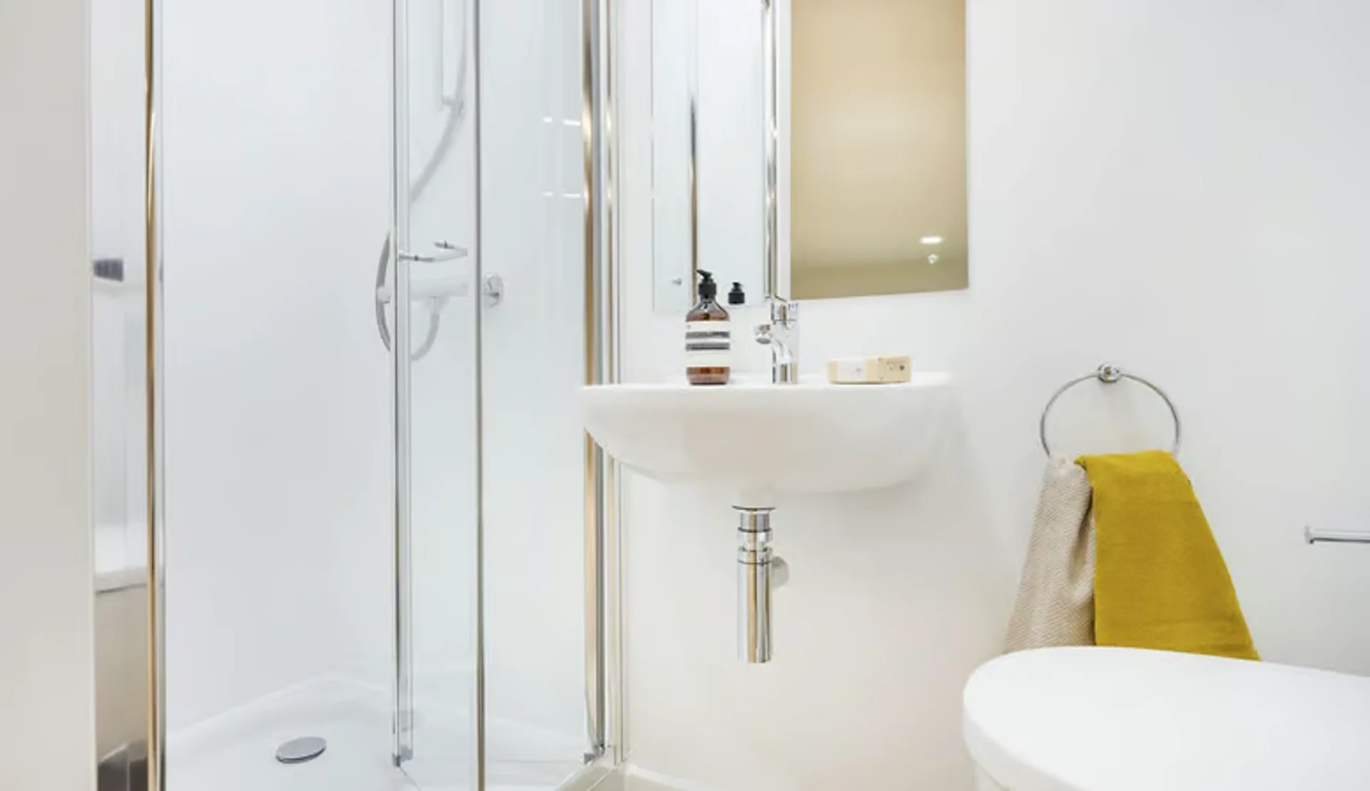 'de etkili düzene sahip minimalist öğrenci stüdyosu