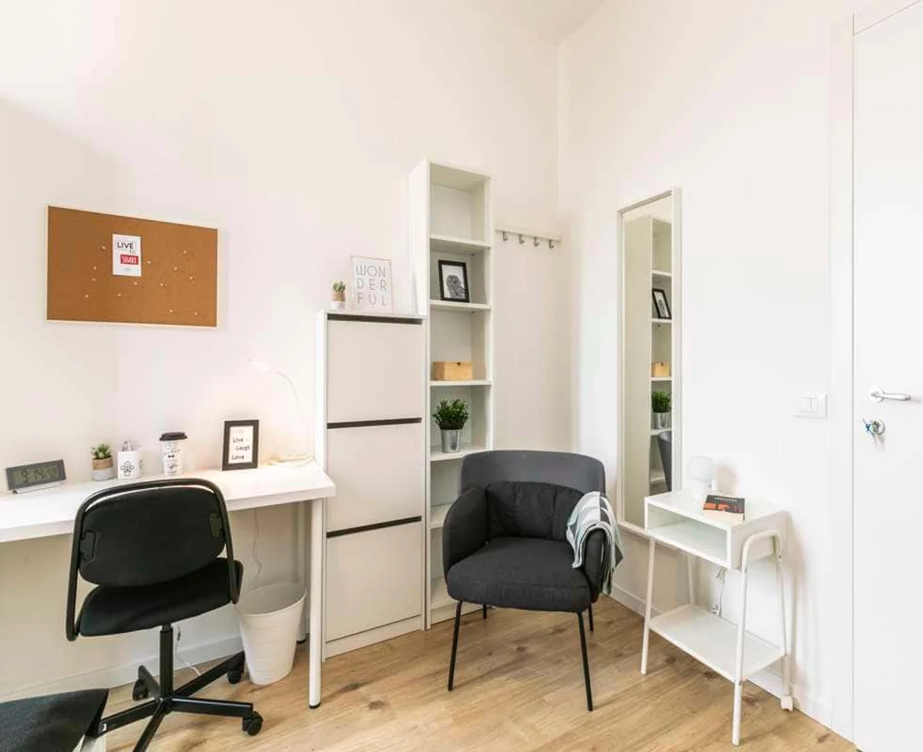 Chambre confortable pour étudiants disponible dans