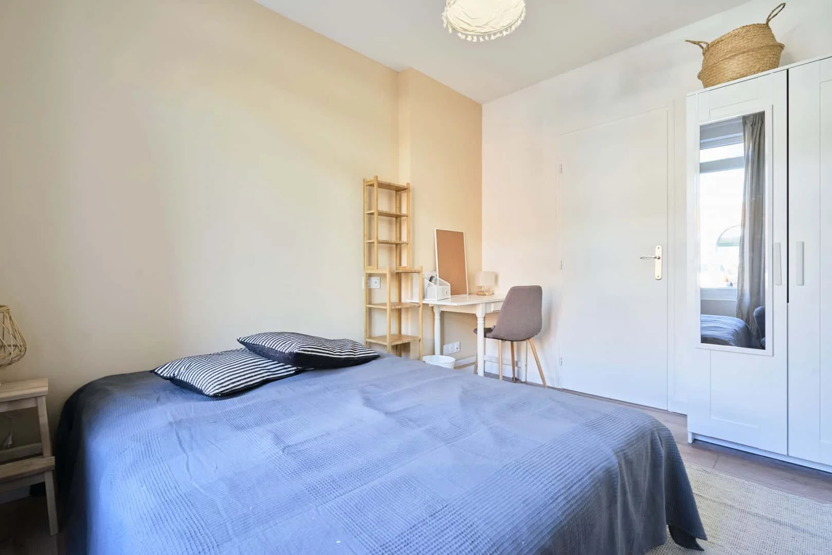 Habitación estudiantil amplia y cómoda en 