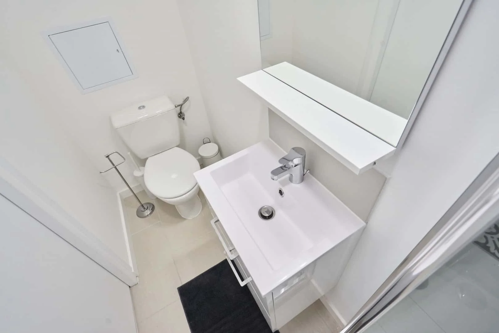 Habitación estudiantil funcional perfecta para estudiar en 