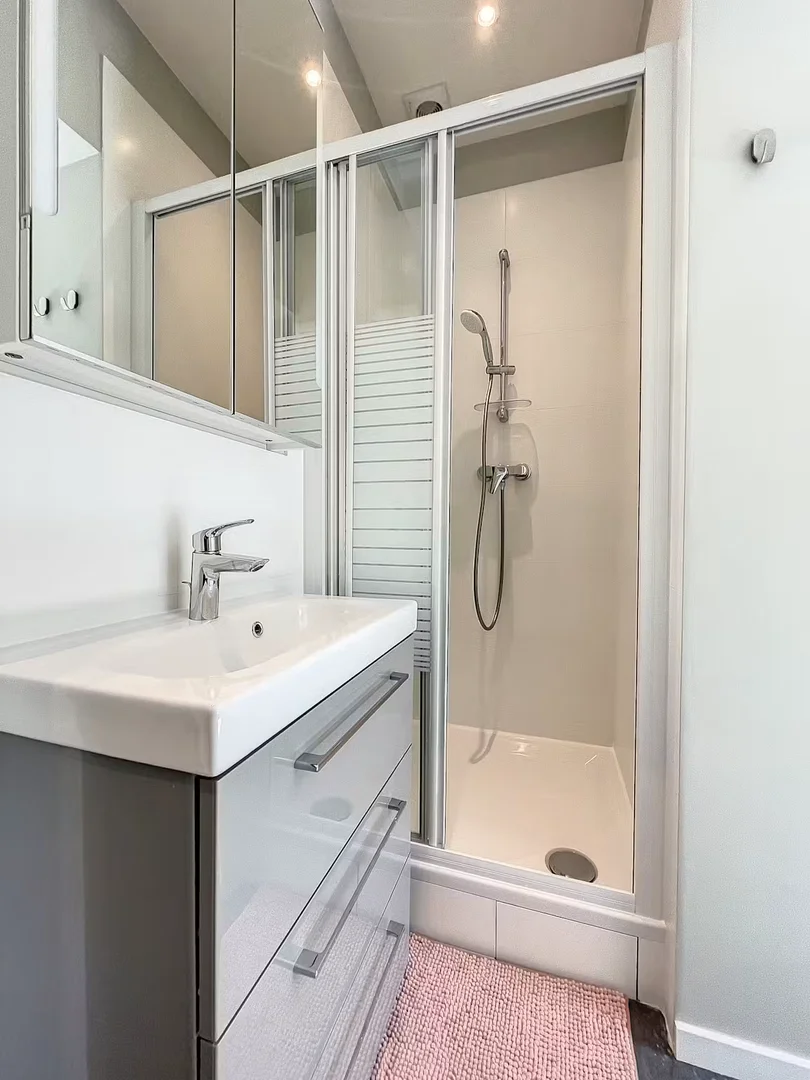 'de öğrenci dairesinde, tamamen mobilyalı kiralık oda