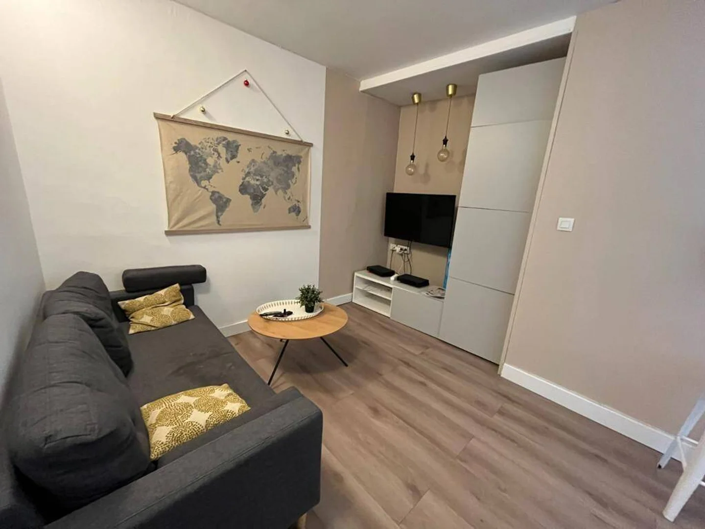 Quarto de estudante em  com área de estudo e instalações partilhadas