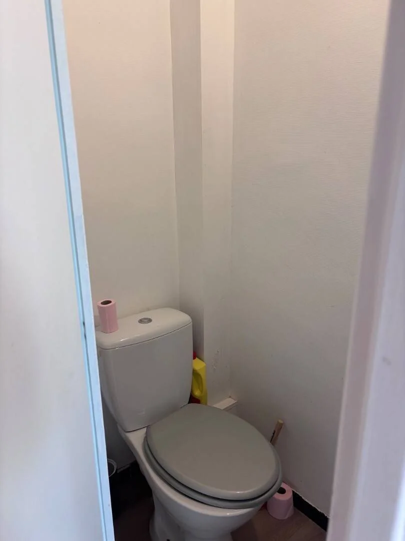 Quarto de estudante em  com área de estudo e instalações partilhadas
