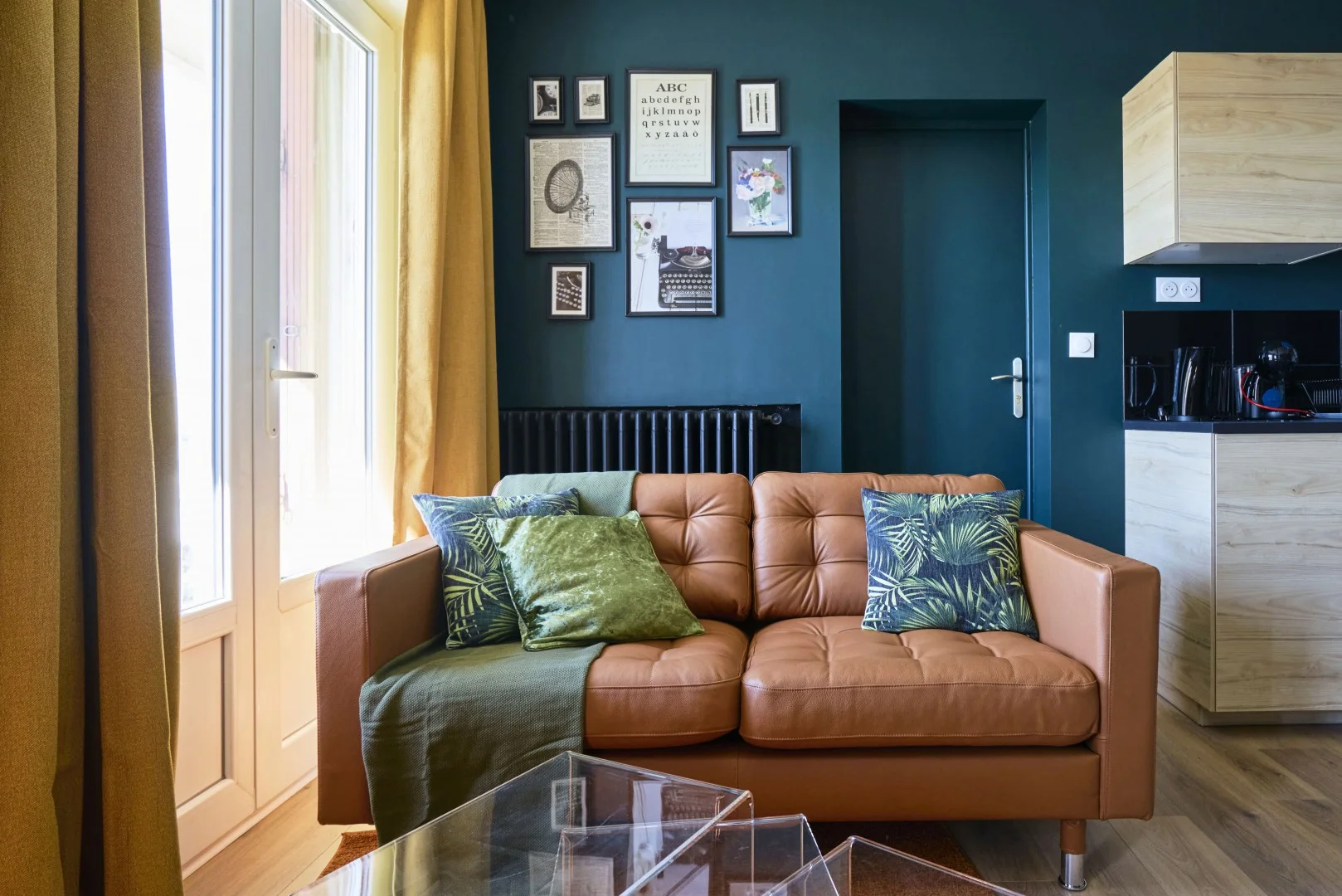 Habitación estudiantil amplia y cómoda en