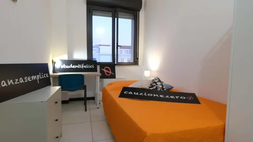 Quarto privado em Via Michele Coppino, snc, 07100 Sassari SS, Italia, imagem 2 de 18