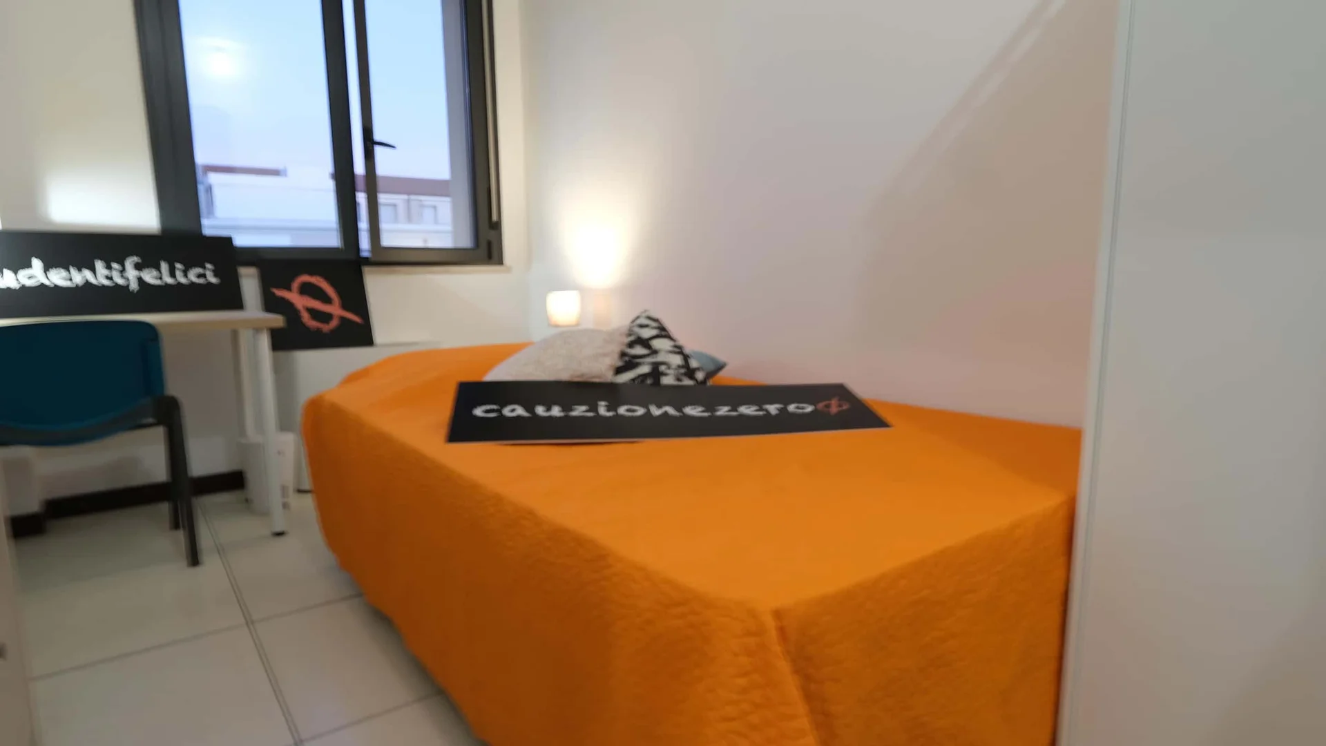 Quarto de estudante económico com localização conveniente em