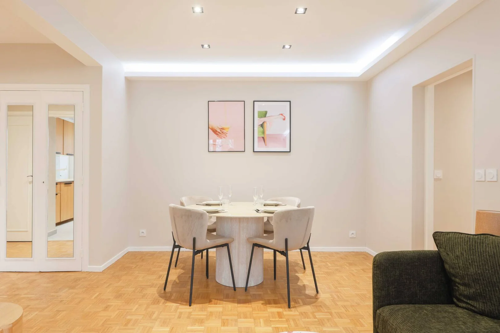 Quarto acessível para estudantes com iluminação ampla em 