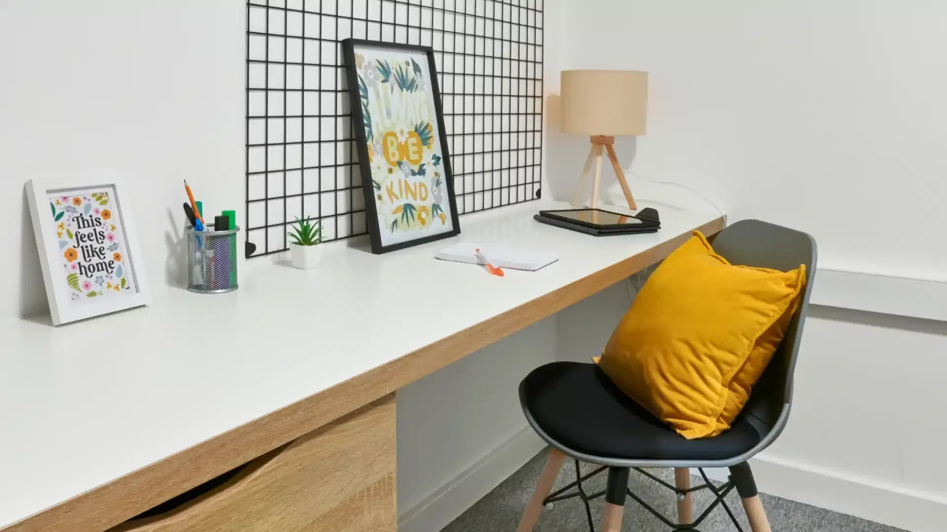 Chambre d'étudiant à avec espace d'étude et installations communes