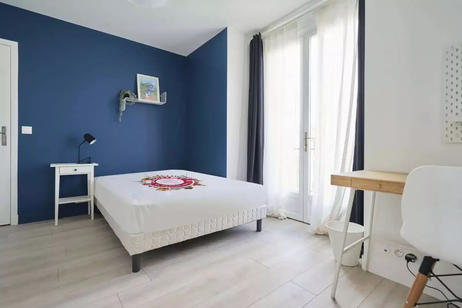 Chambre abordable pour les étudiants avec un bon éclairage dans 