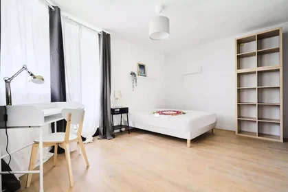 Private room at Rue d'Estienne d'Orves, image 1 of 10