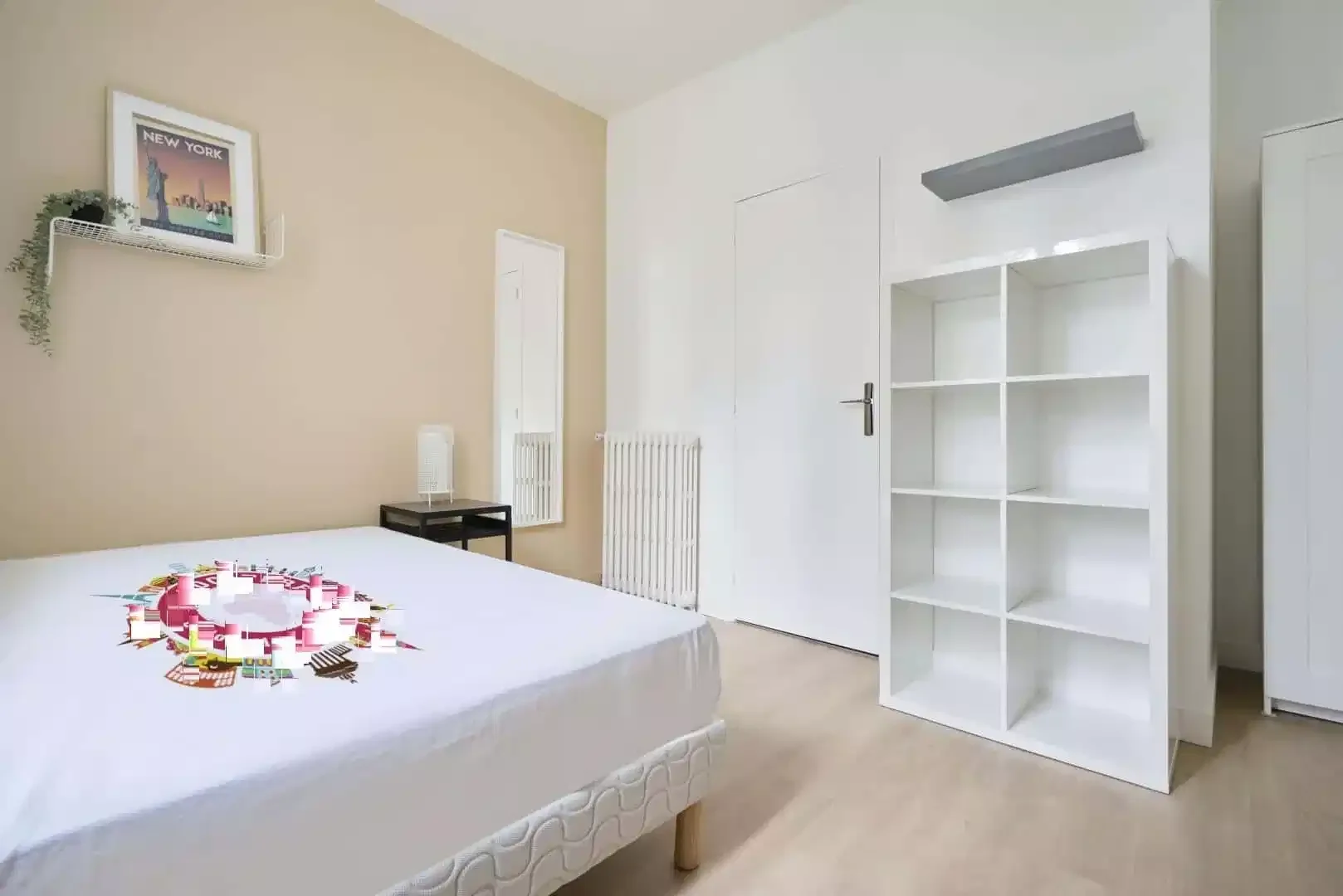 Chambre d'étudiant à  avec espace d'étude et installations communes