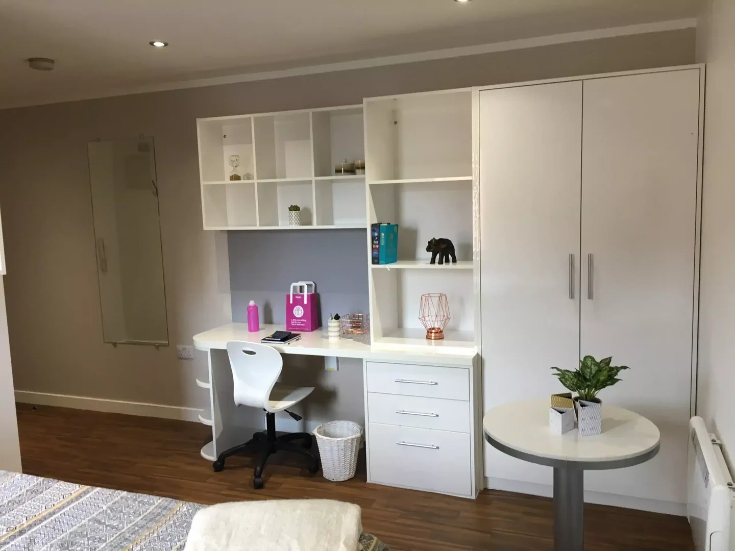 Jasny i przestronny pokój studencki z łatwym dostępem do uniwersytetu w 
