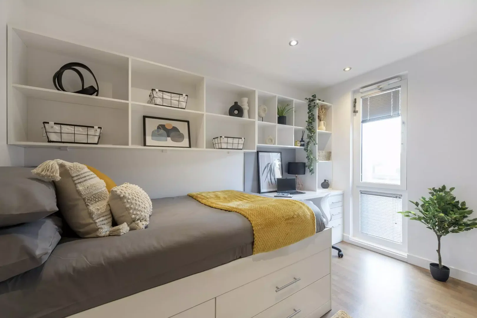 Quarto de estudante em com área de estudo e instalações partilhadas