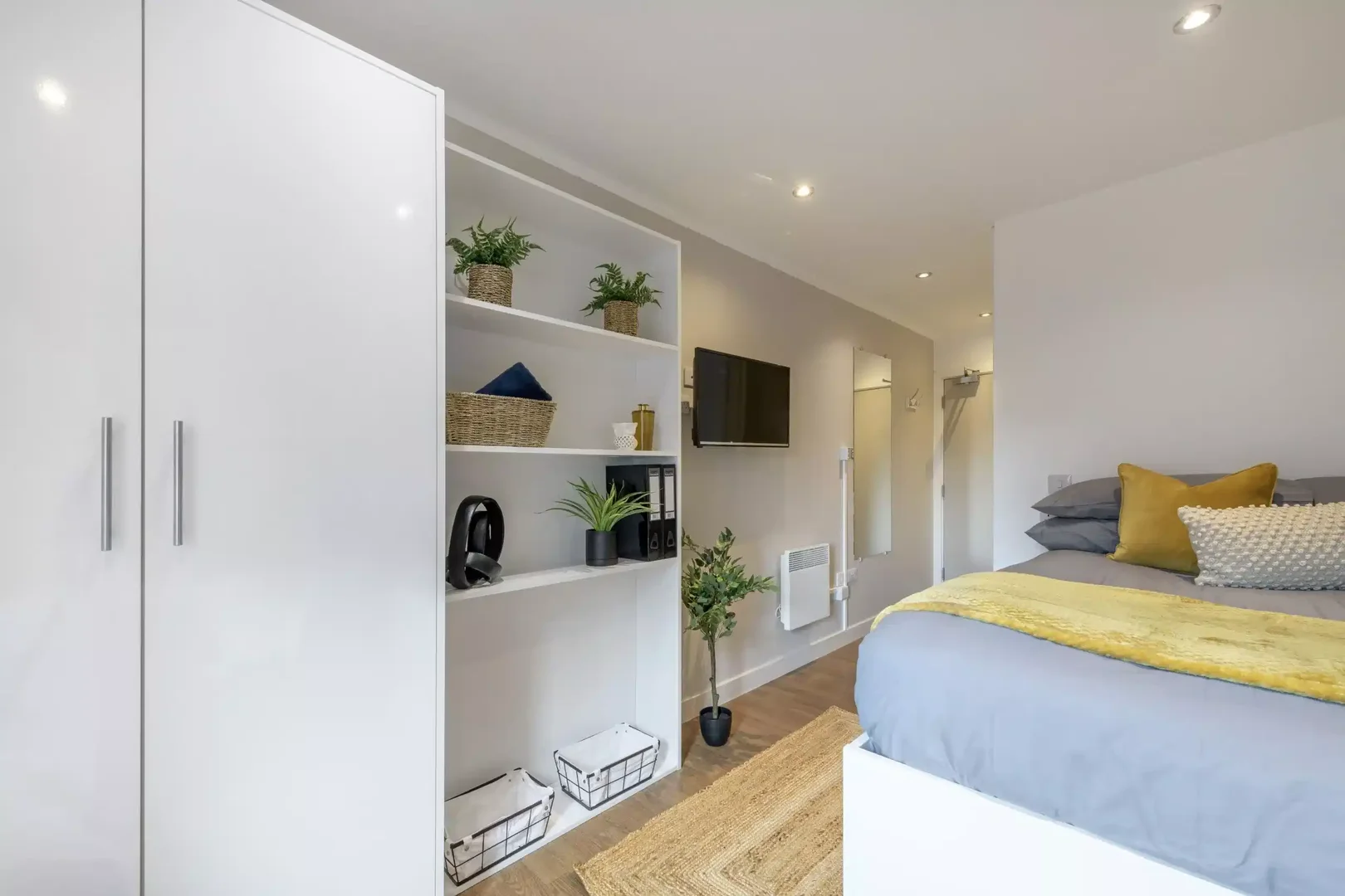 Quarto de estudante confortável e espaçoso em