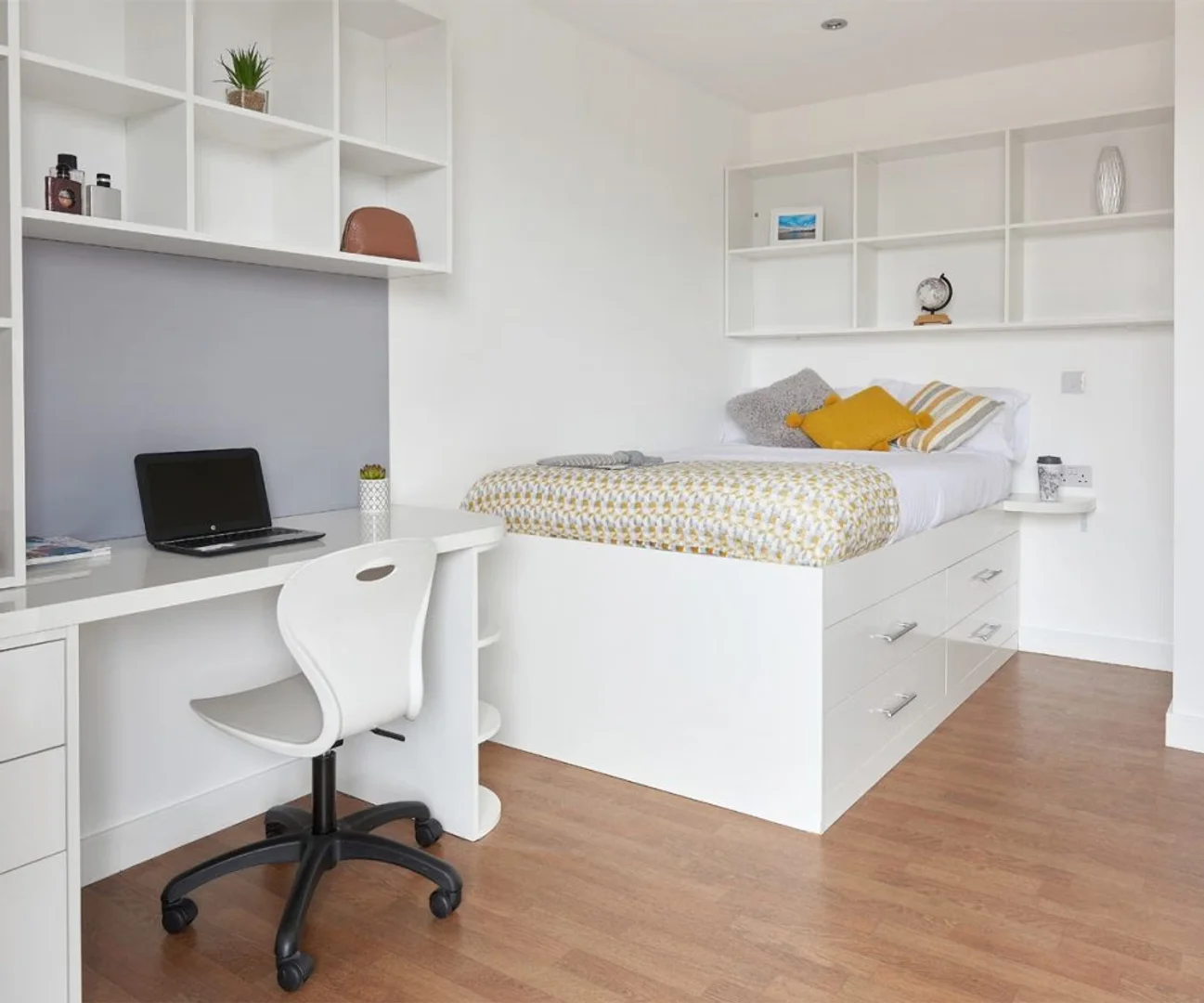 Quarto acessível para estudantes com iluminação ampla em