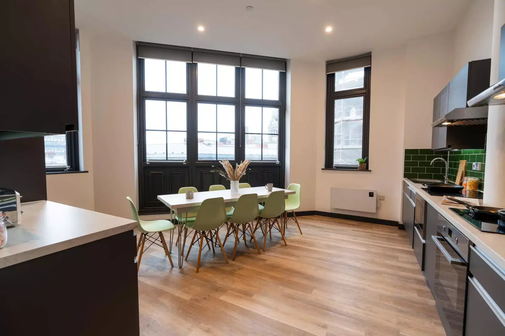 Chambre d'étudiant à  avec espace d'étude et installations communes