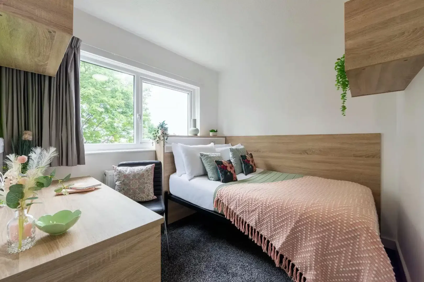 Quarto acessível para estudantes com iluminação ampla em 