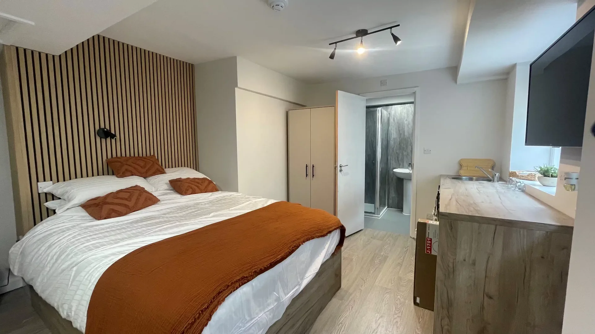 Bright and airy student room with easy university access in 