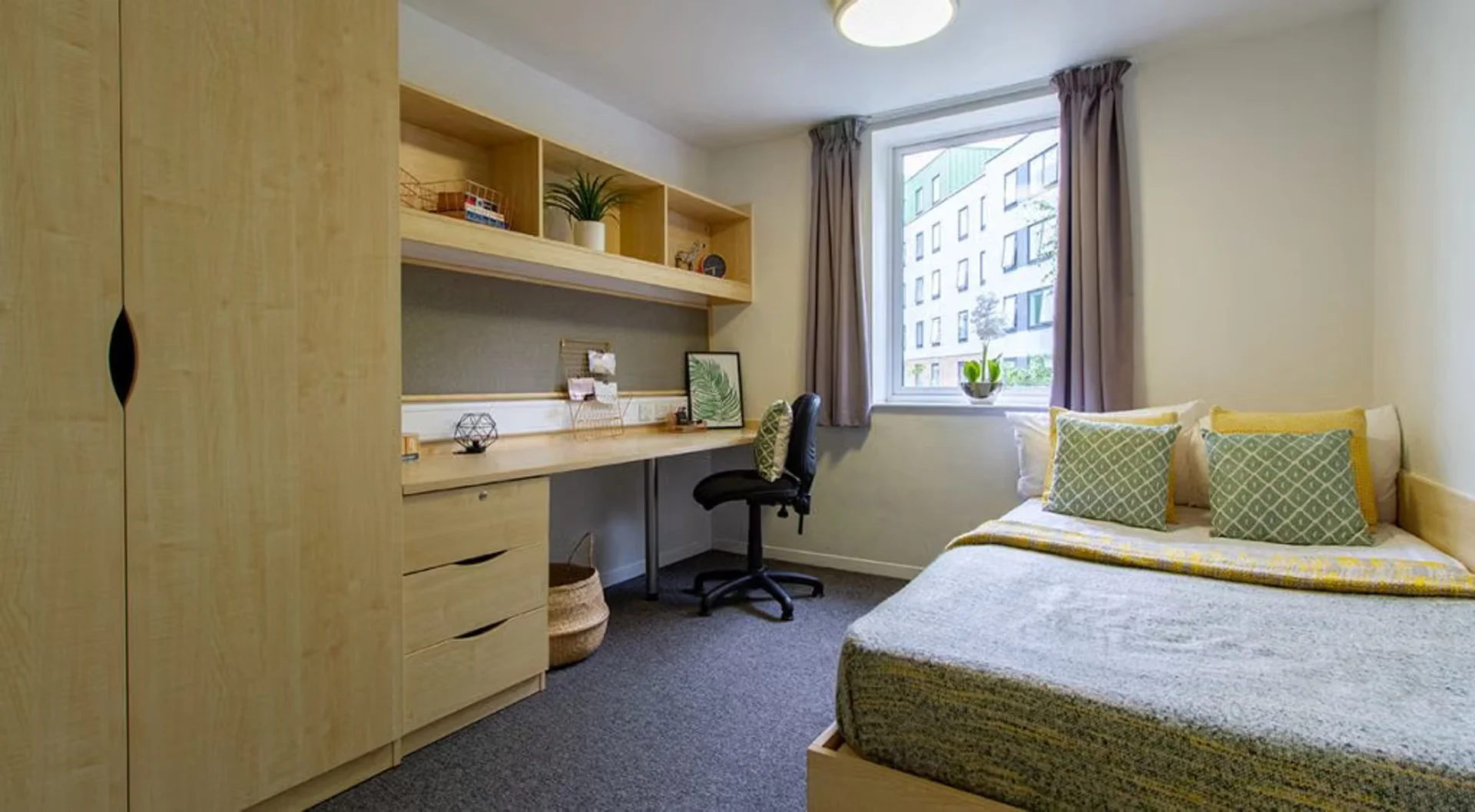 Habitación asequible para estudiantes con buena iluminación en