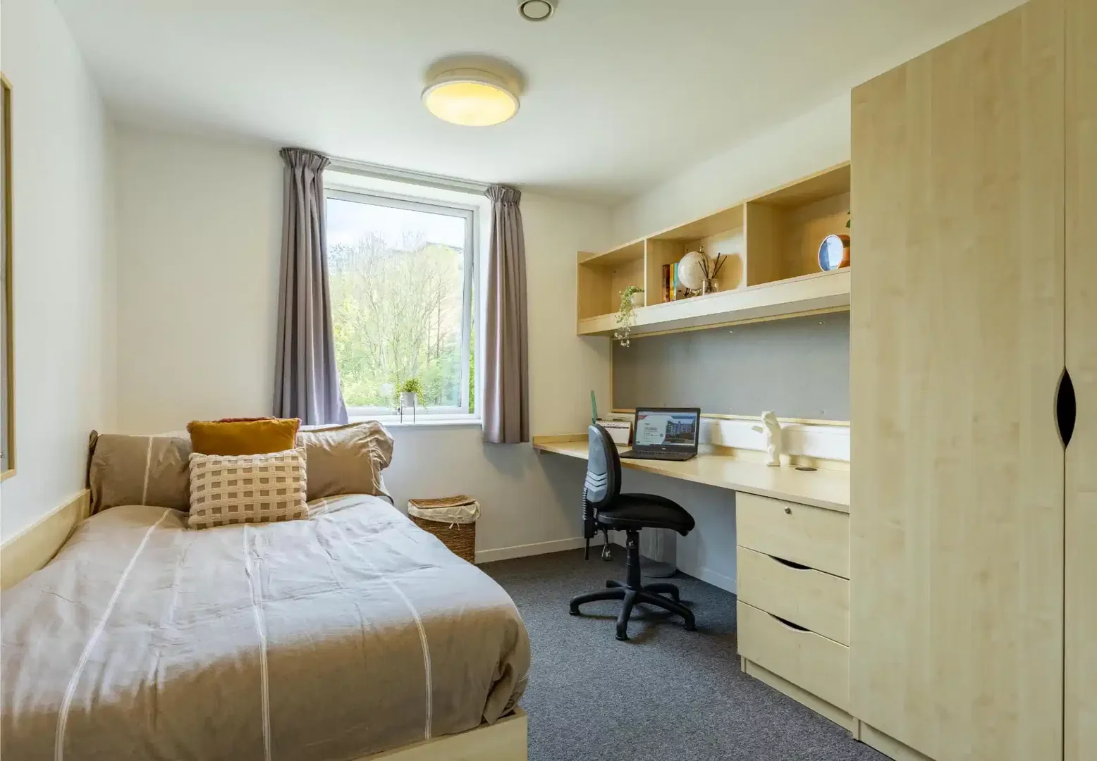 Funktionelles Studentenzimmer perfekt zum Studieren in 