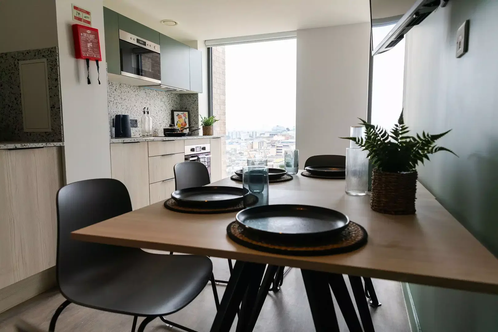 Quarto acessível para estudantes com iluminação ampla em 