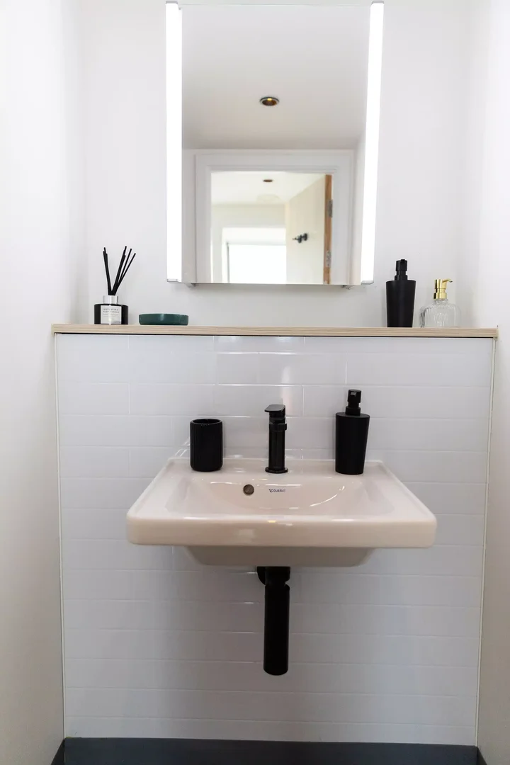 Quarto acessível para estudantes com iluminação ampla em 
