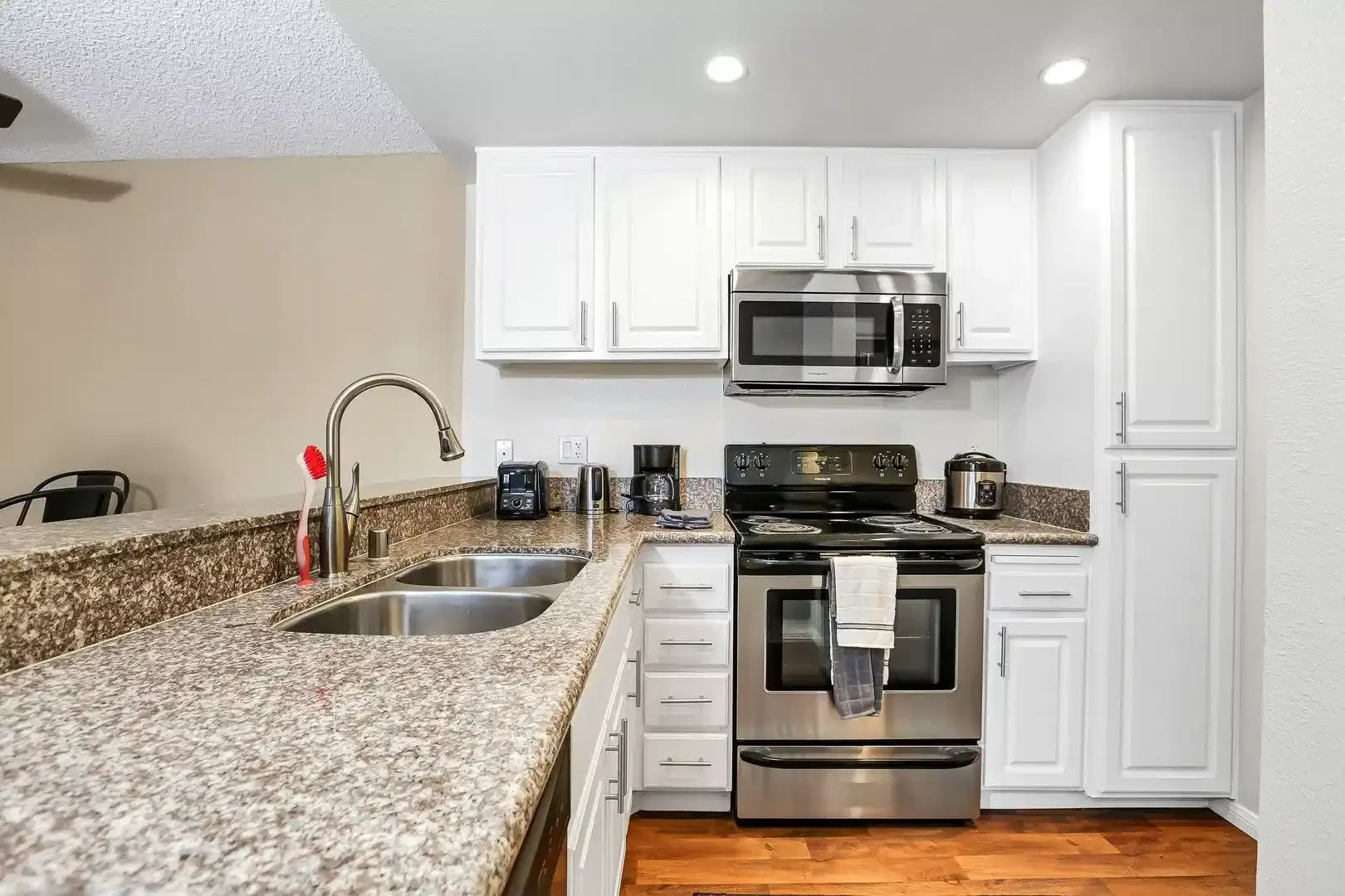 Economical student room with convenient location in