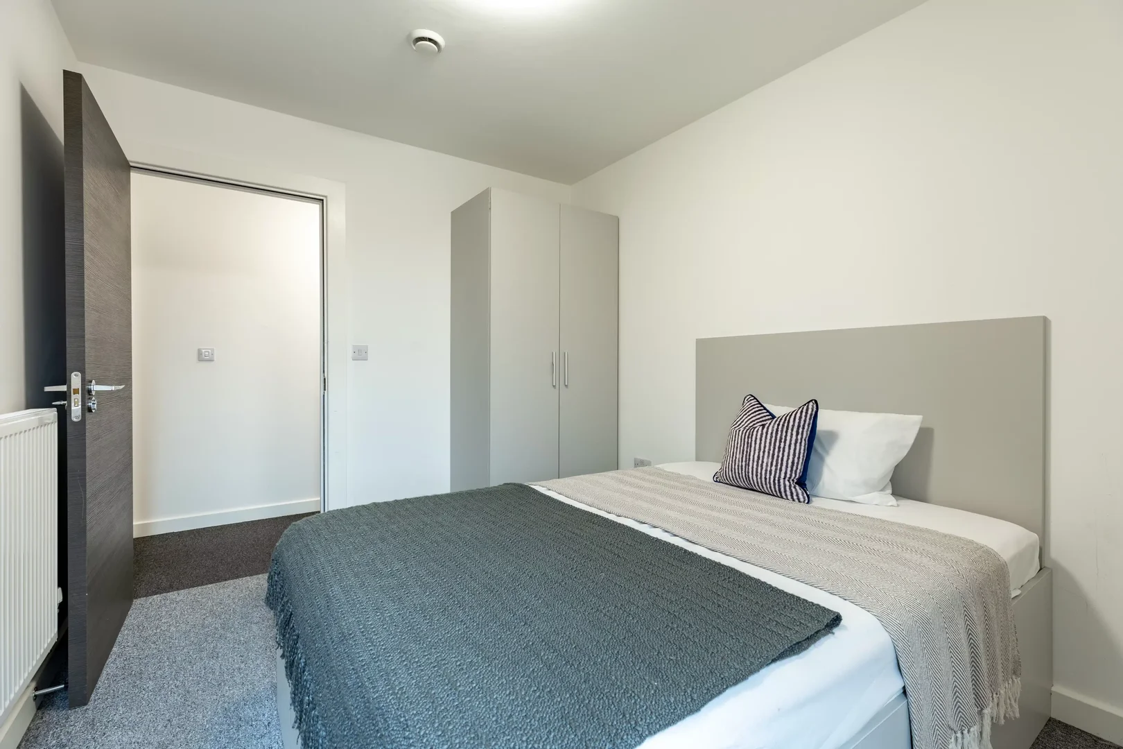 Comfortable and spacious student room in 
