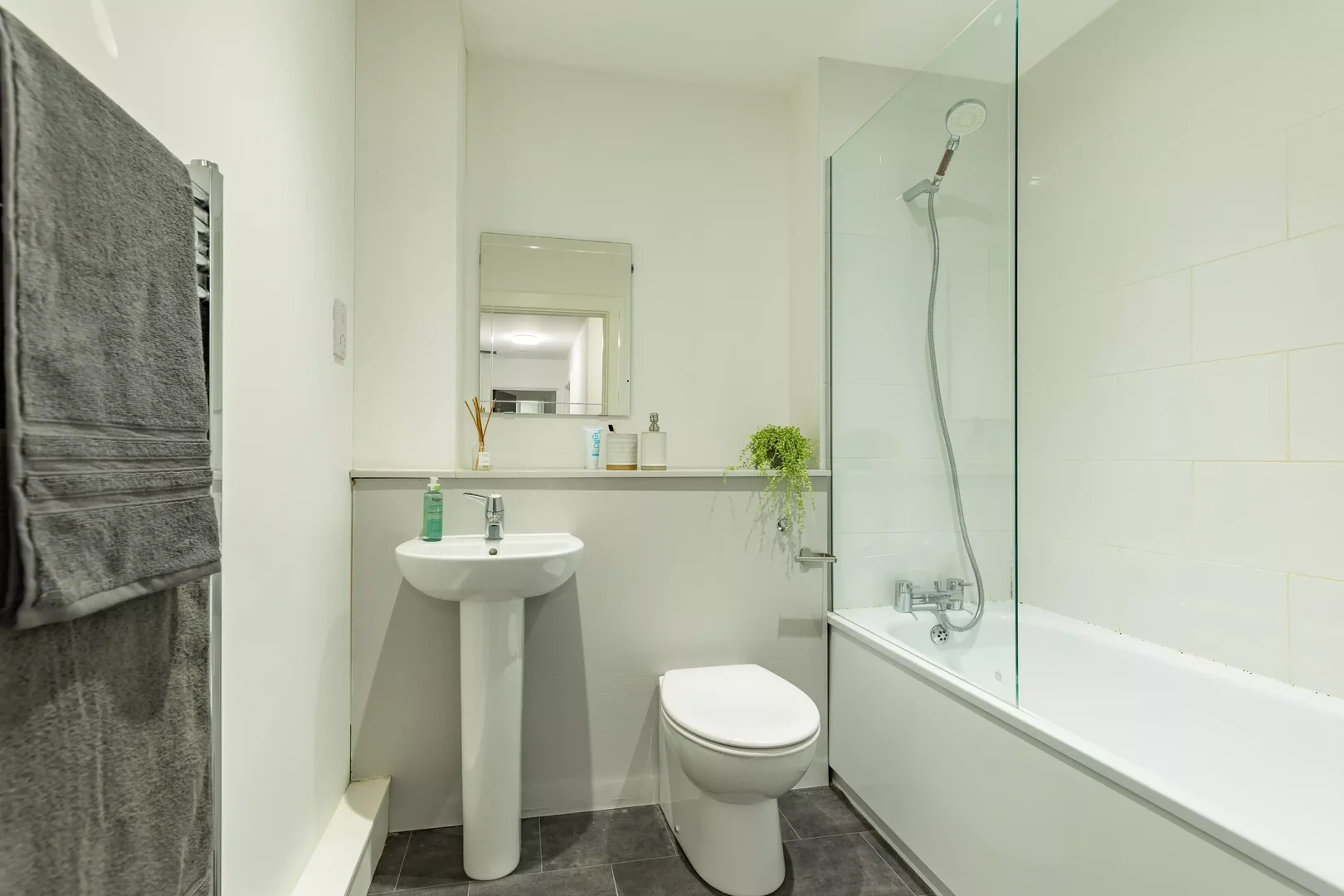 Room for rent in student apartment in , fully furnished