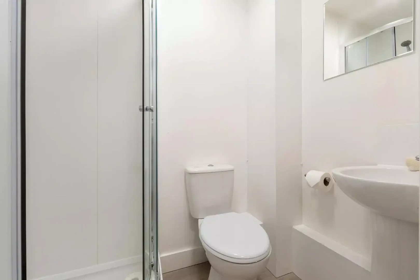 Quarto de estudante económico perto do campus em 