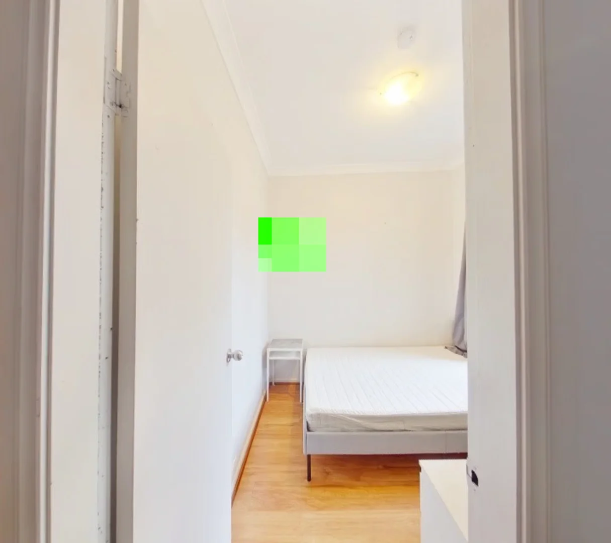 Habitación estudiantil luminosa y aireada con fácil acceso a la universidad en 