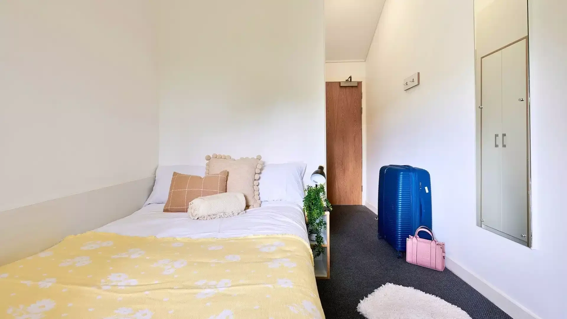 Habitación estudiantil luminosa y aireada con fácil acceso a la universidad en 