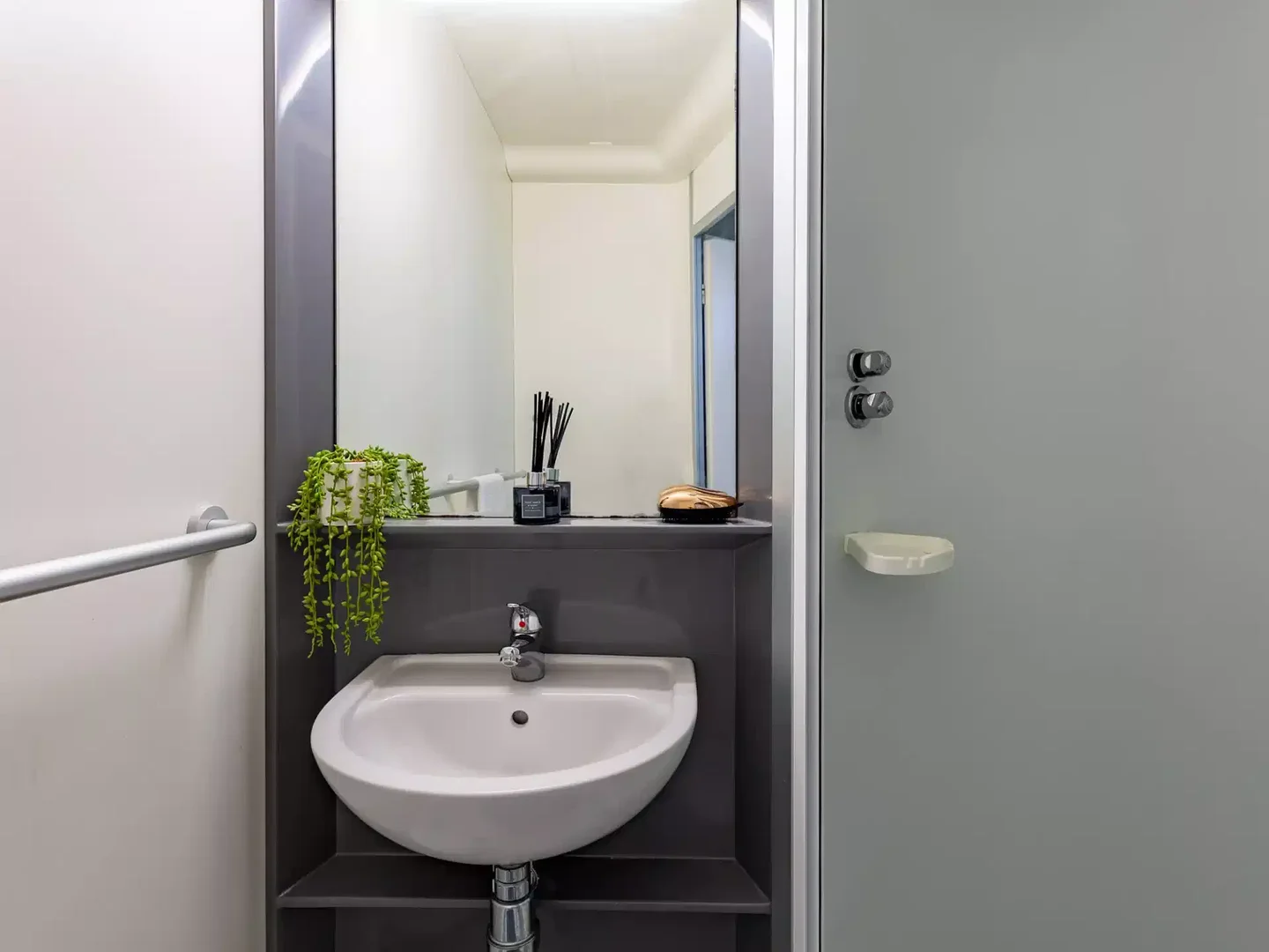 Habitación asequible para estudiantes con buena iluminación en
