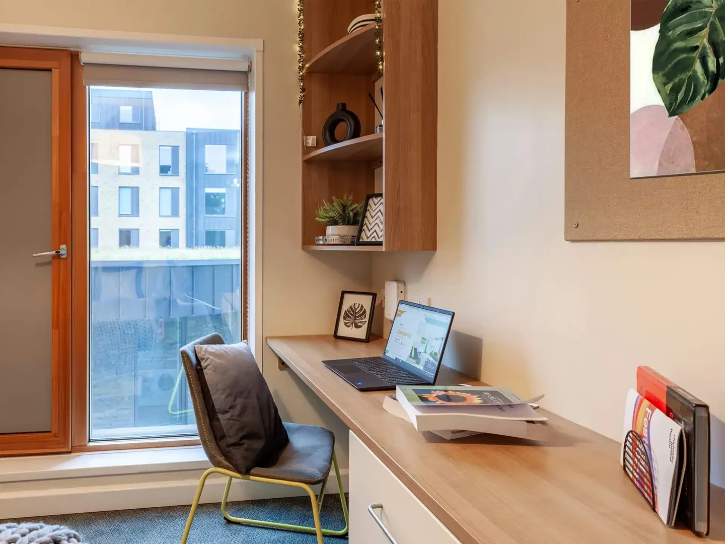 Habitación asequible para estudiantes con buena iluminación en
