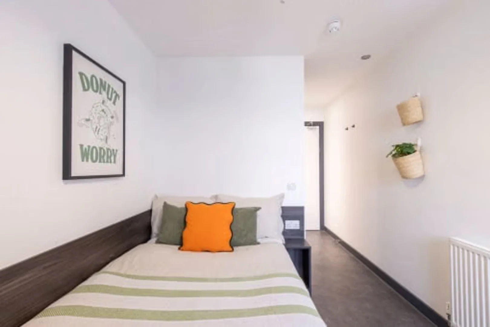Habitación estudiantil funcional perfecta para estudiar en 