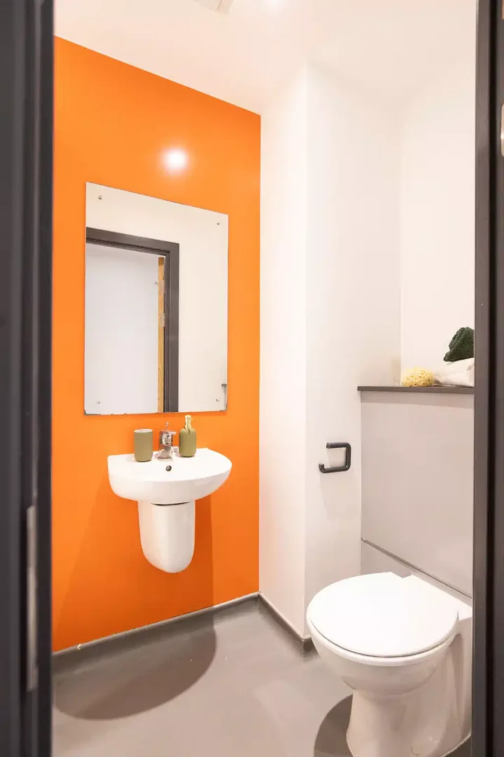 Habitación estudiantil económica cerca del campus en 