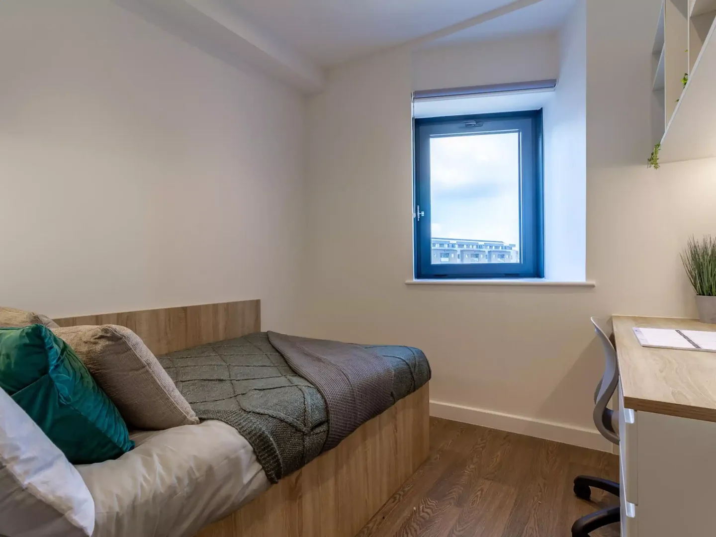 Bright and airy student room with easy university access in 