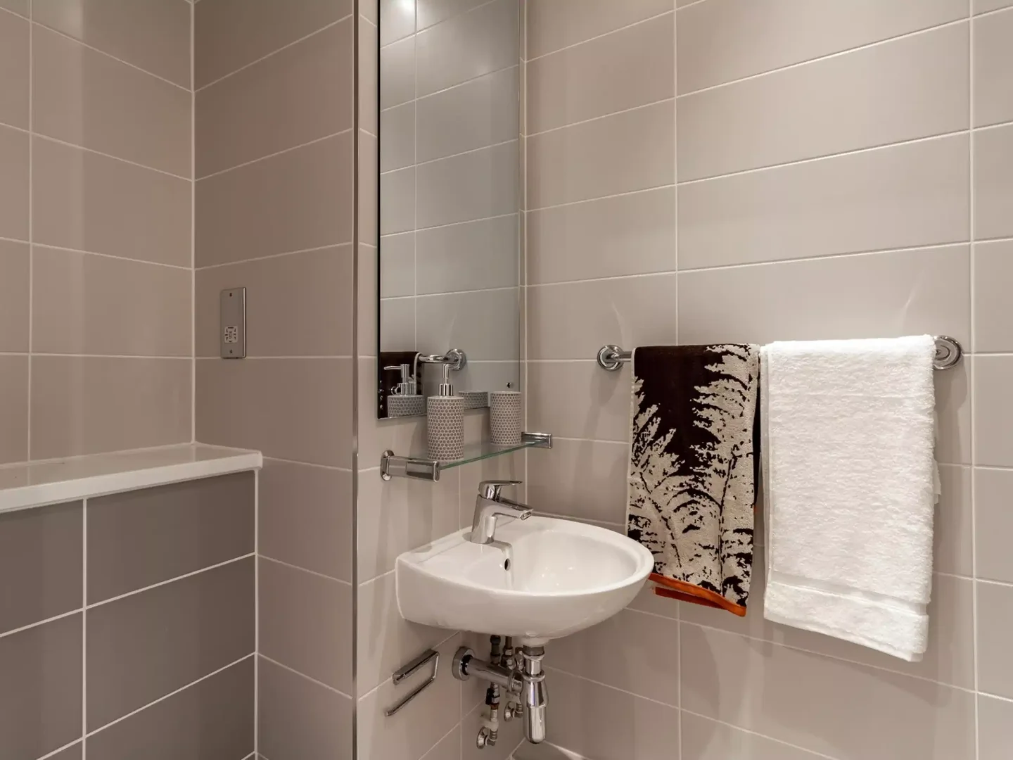 Affordable room for students with ample lighting in 