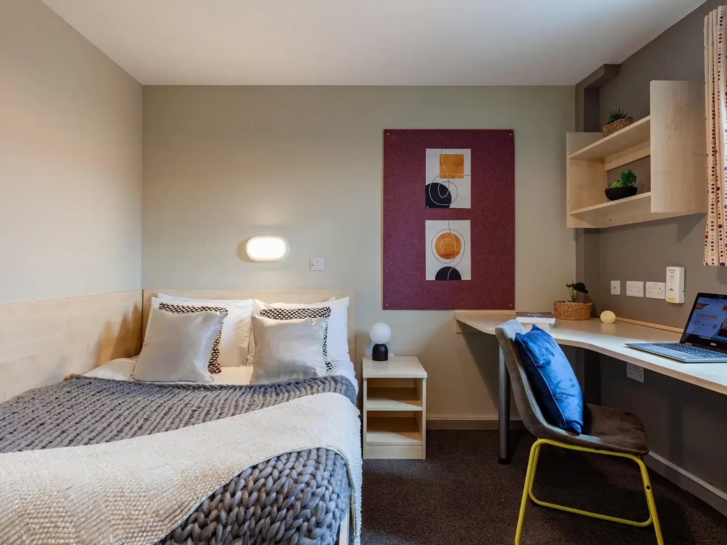 Habitación para estudiantes en con área de estudio y facilidades compartidas