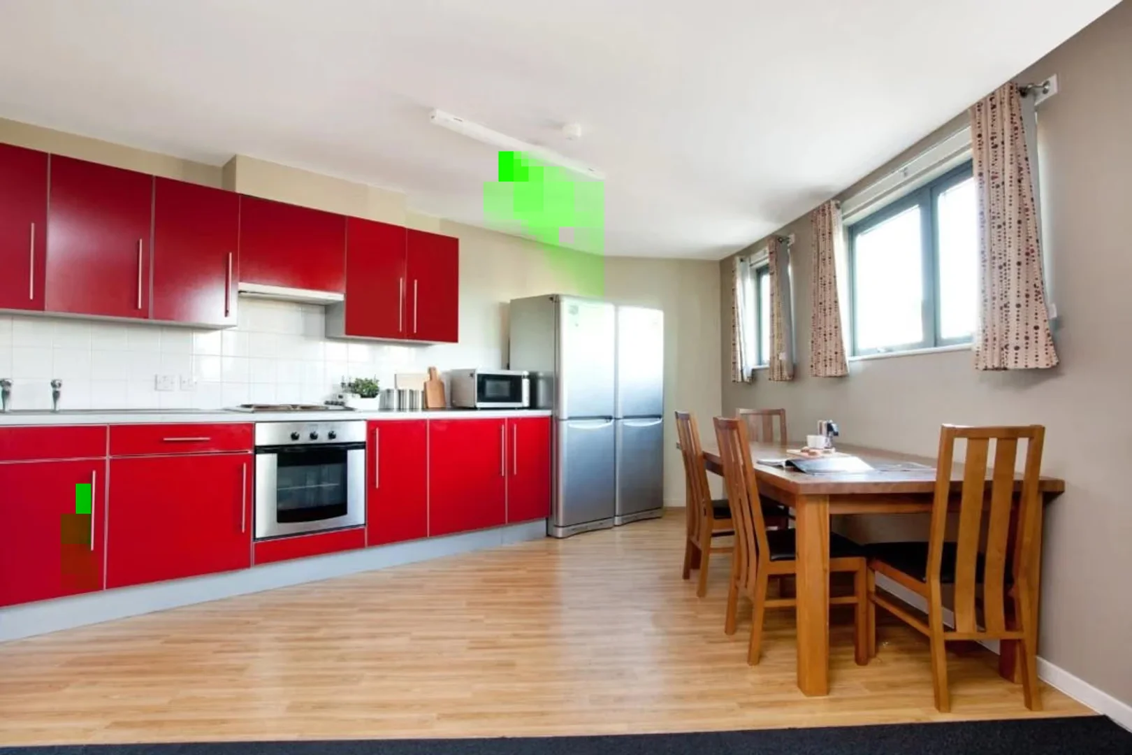 Habitación estudiantil luminosa y aireada con fácil acceso a la universidad en