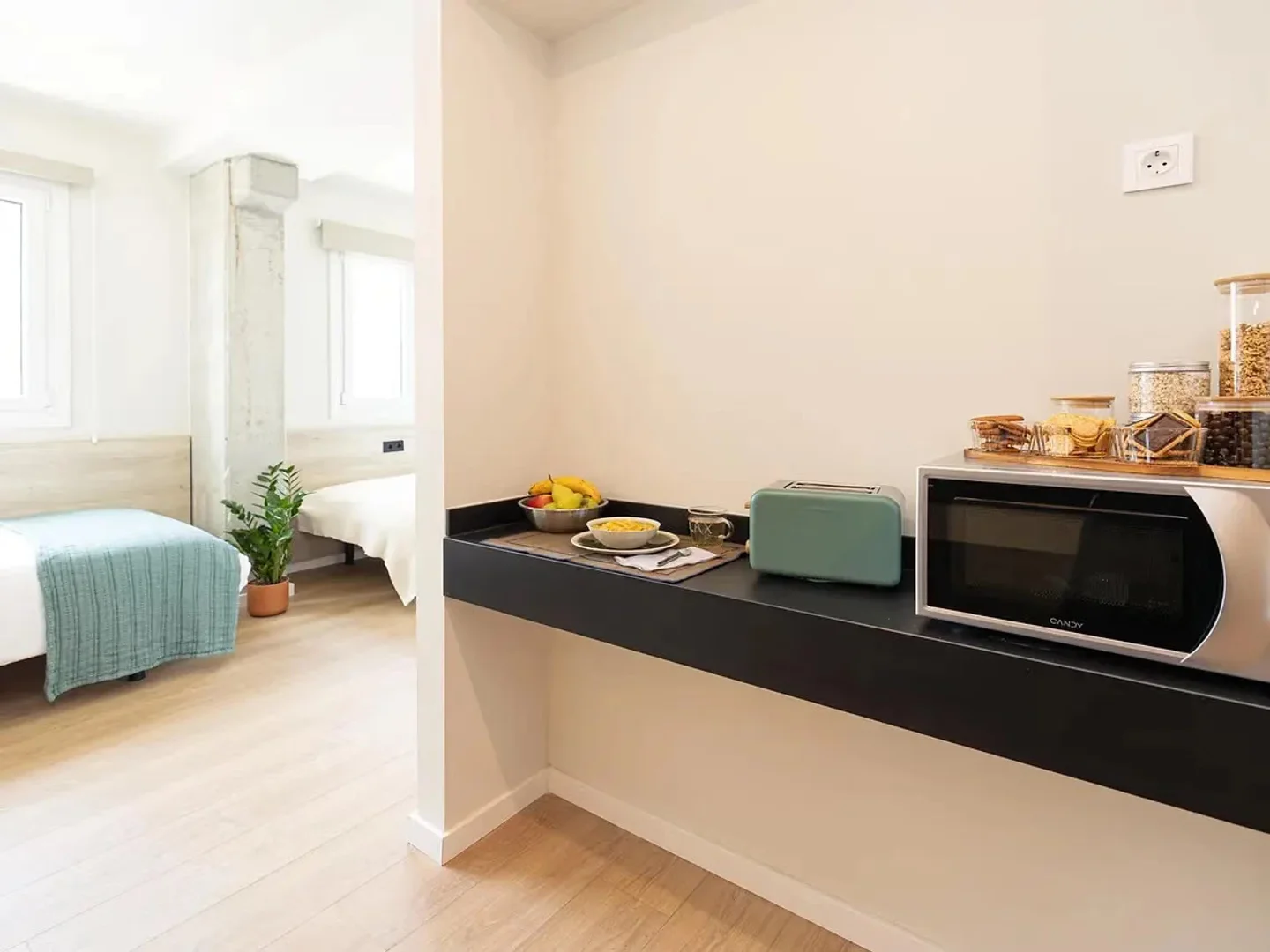 Quarto acessível para estudantes com iluminação ampla em 
