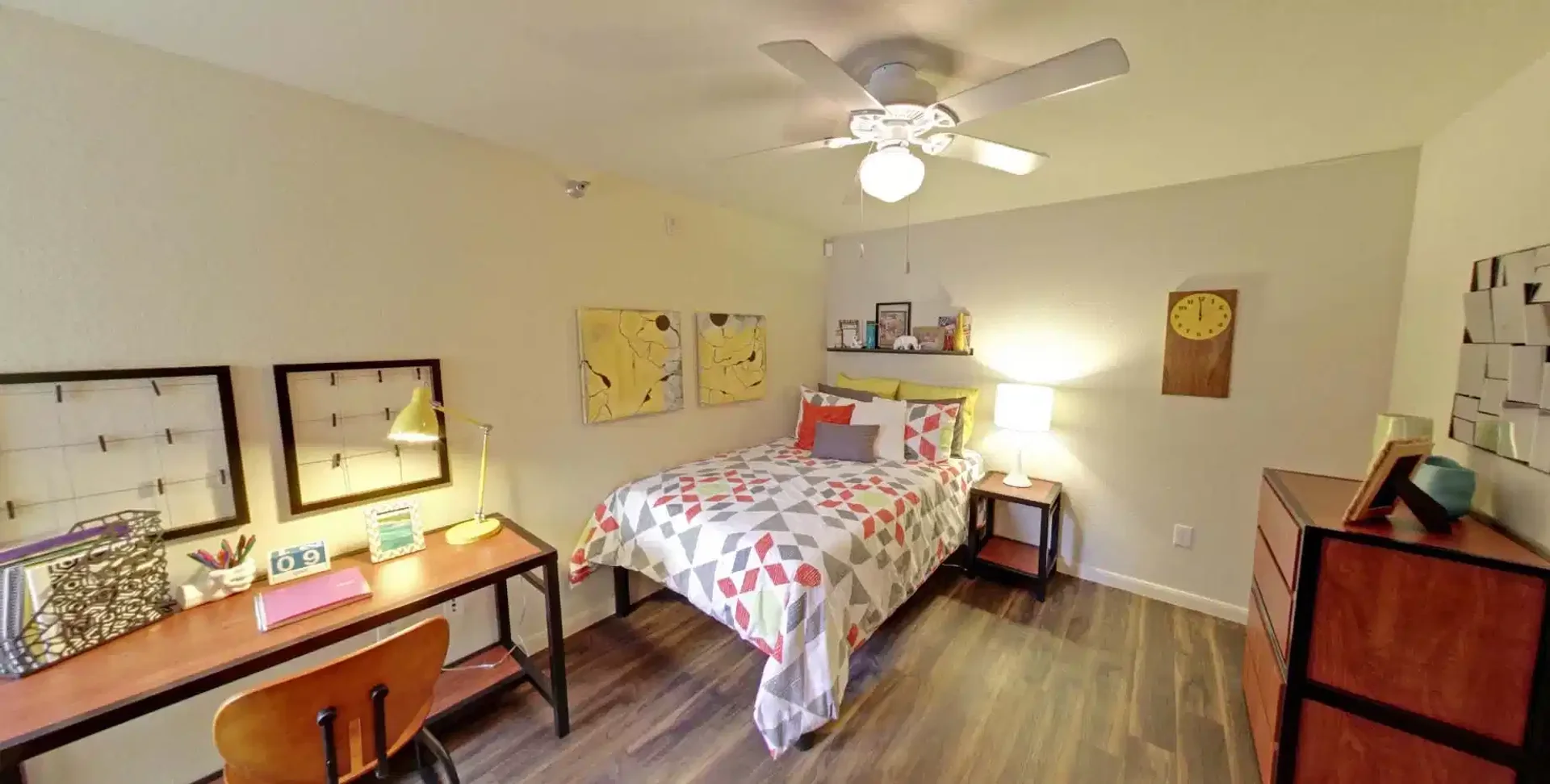 Habitación estudiantil luminosa y aireada con fácil acceso a la universidad en 