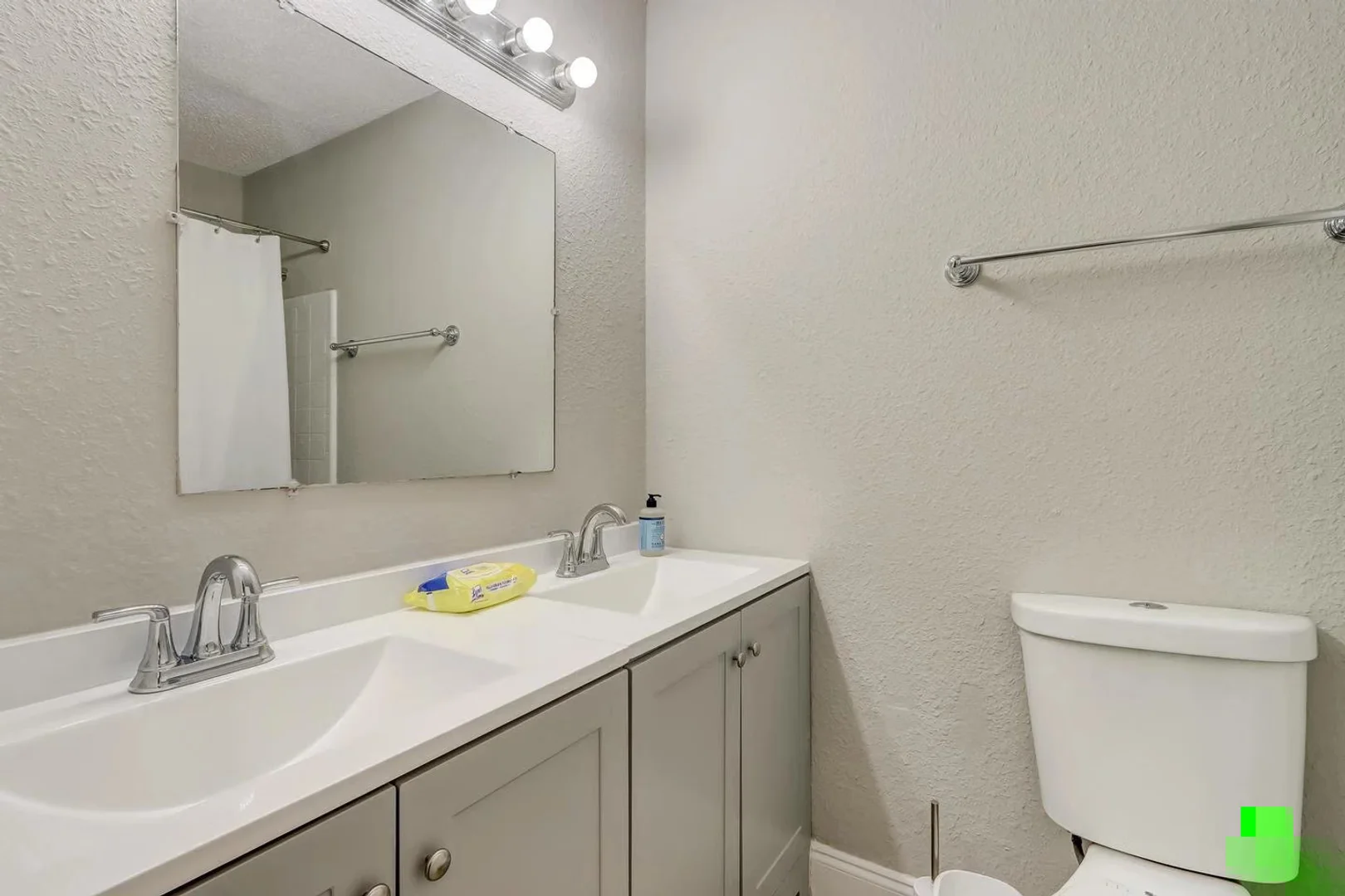 Student-friendly room in  with modern amenities